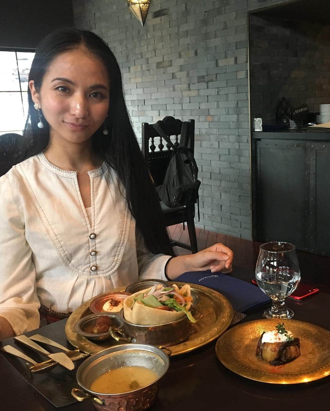 芥川舞子さんのインスタグラム写真 - (芥川舞子Instagram)「来週からTTも始まることですし、今行っておかないとしばらく行けないかなと思い、思い切って遠出してきました！＠埼玉 ・ @carvaan_official は飯能市の自然豊かな断崖絶壁に建つアラビアン料理を食べられるお店。 ・ どの料理もとても美味しかった〜❣️ 雰囲気も最高！ ・ 最近、@fareastbazaar のドライフルーツにハマって、そこからこのお店にたどり着きました⭐︎」4月7日 21時10分 - maiko.akutagawa