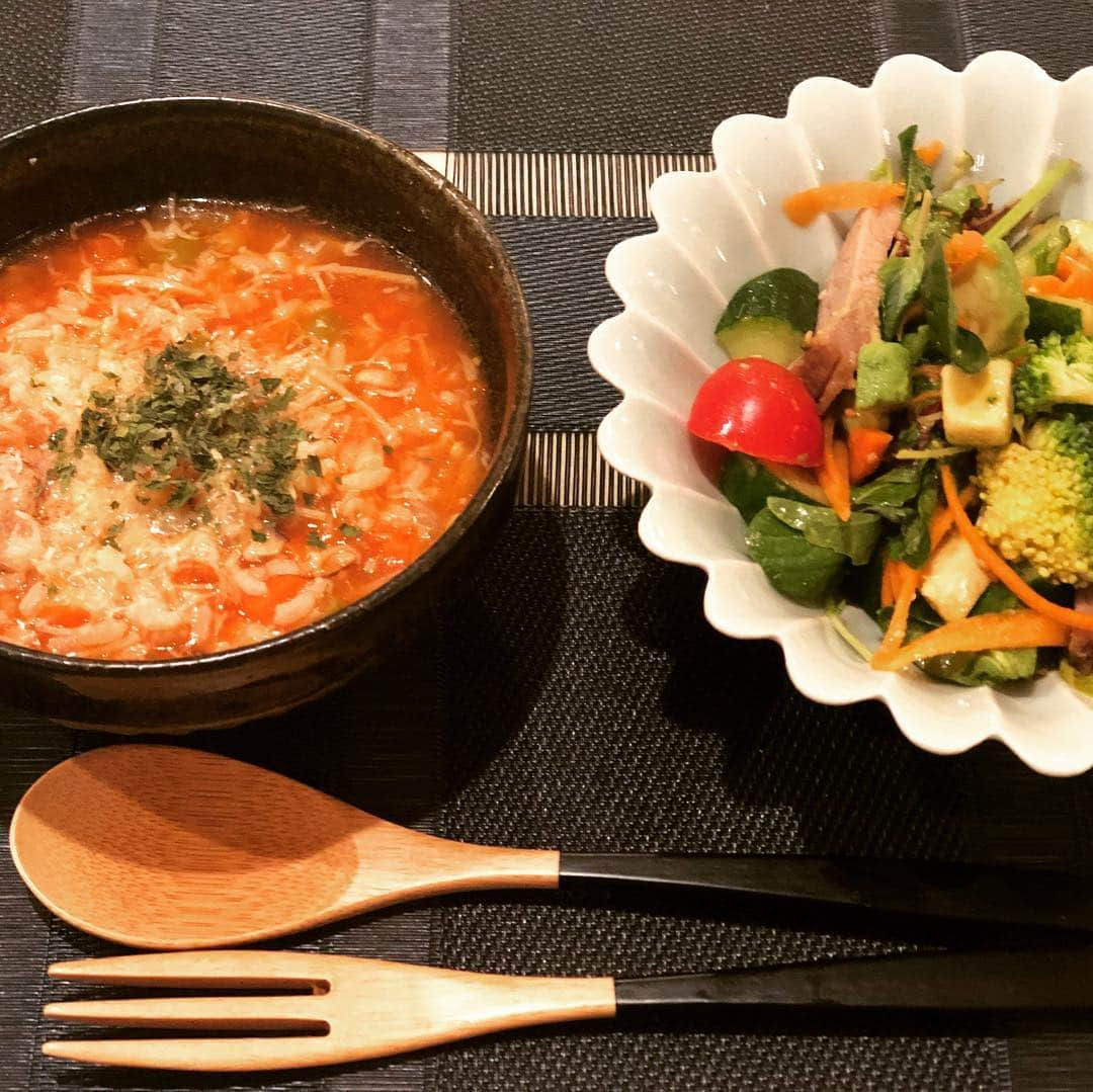 内田恭子さんのインスタグラム写真 - (内田恭子Instagram)「みんなちょっとお疲れ気味の日曜。ご飯も簡単に笑。 作り置きのミネストローネをチーズとご飯でリゾット。  野菜たっぷりサラダにこちらも作り置きの焼き豚を入れて。  #うちごはん #作り置きバンザイ #結局みんなよく食べる #内田恭子 #kyokouchida」4月7日 21時11分 - kyoko.uchida.official