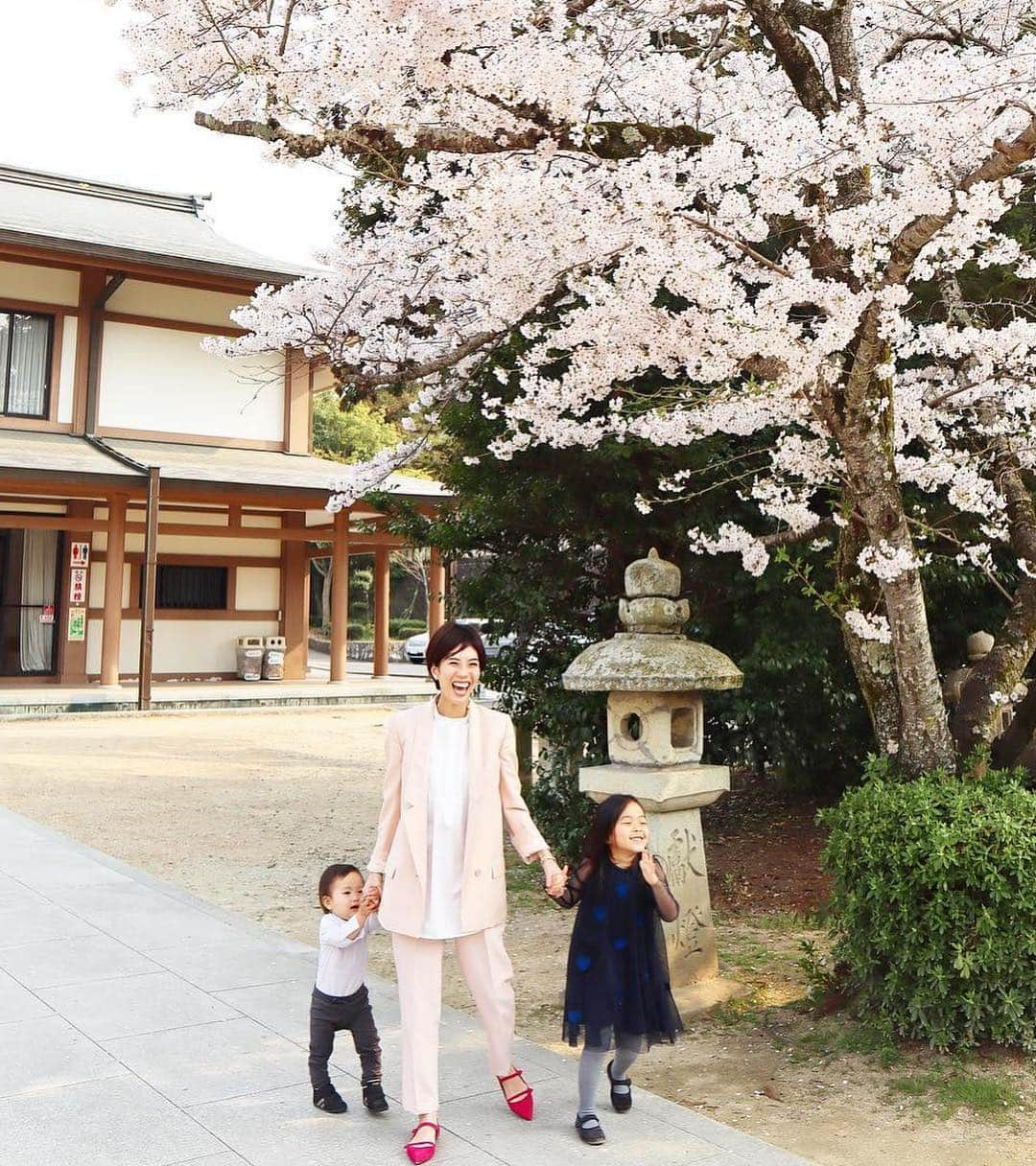 正中雅子さんのインスタグラム写真 - (正中雅子Instagram)「桜とパー子なオカンと子供達🌸 * 今日は桜満開の中、姪っ子のお宮参りに家族集合🎀 * 写真館に行って、お宮参りしてお花見もして変わらずテンコ盛りな我が家でした🍡 * みんな、すくすく元気に大きくなーれ🌸 * 服は、タグ付けました🏷 * #pink#桜#masaco服」4月7日 21時11分 - masacoshonaka