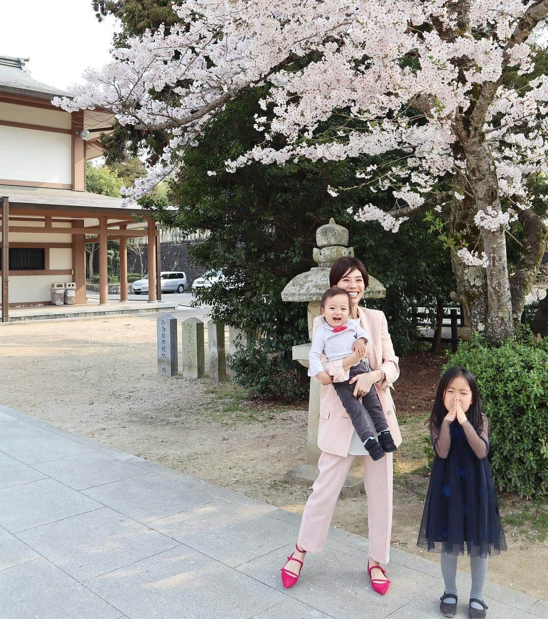 正中雅子さんのインスタグラム写真 - (正中雅子Instagram)「桜とパー子なオカンと子供達🌸 * 今日は桜満開の中、姪っ子のお宮参りに家族集合🎀 * 写真館に行って、お宮参りしてお花見もして変わらずテンコ盛りな我が家でした🍡 * みんな、すくすく元気に大きくなーれ🌸 * 服は、タグ付けました🏷 * #pink#桜#masaco服」4月7日 21時11分 - masacoshonaka