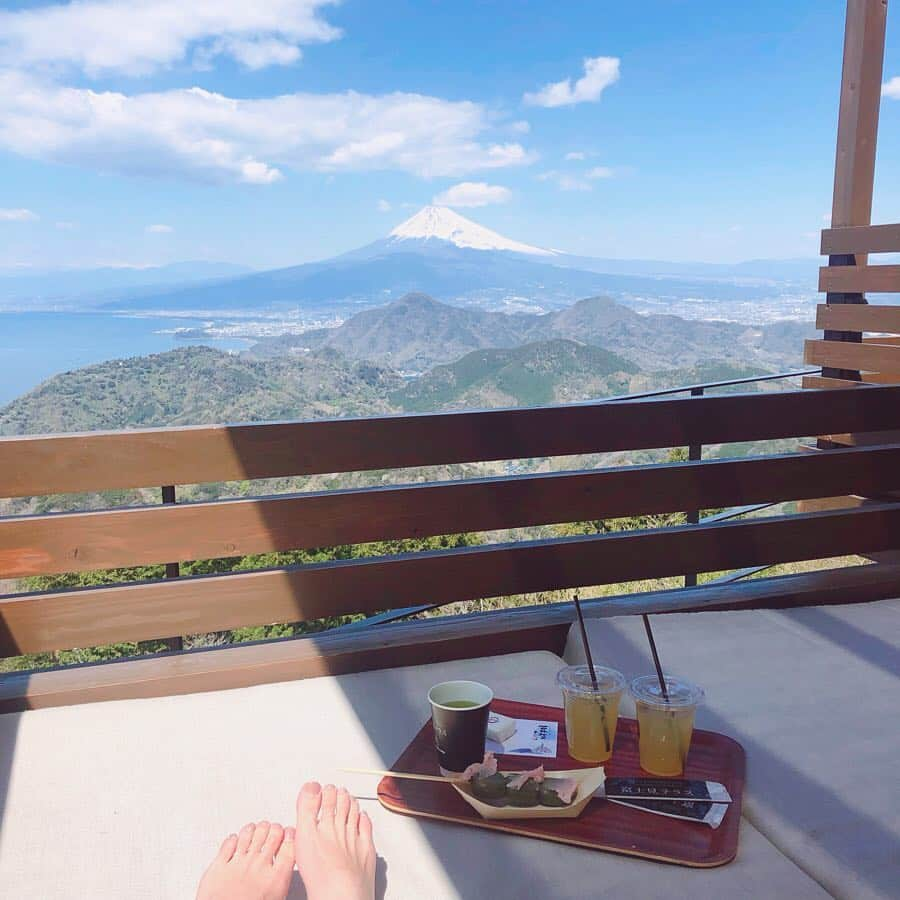 ななぴさんのインスタグラム写真 - (ななぴInstagram)「ずっといきたかった﻿ 伊豆の国パノラマパーク🗻﻿ 天気もよかったし桜も咲いてて﻿ 最高な景色でした…❁﻿ ﻿ 普通のパノラマ席もあるけど﻿ ソファー席も予約できます☕️﻿ ドリンクもつくしすごくゆったりできて﻿ 気持ちが良いのでおすすめです💐﻿ ﻿ #伊豆の国パノラマパーク #パノラマパーク #伊豆 #おすすめ観光 #観光 #伊豆観光 #伊豆旅行 #国内旅行 #静岡 #富士山 #パノラマパーク #インスタ映え #富士見テラス」4月7日 21時03分 - __nanapgram__