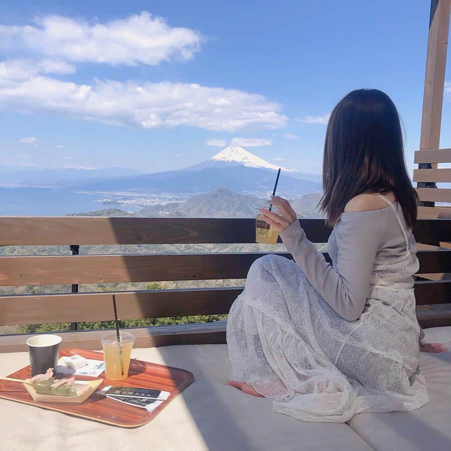 ななぴさんのインスタグラム写真 - (ななぴInstagram)「ずっといきたかった﻿ 伊豆の国パノラマパーク🗻﻿ 天気もよかったし桜も咲いてて﻿ 最高な景色でした…❁﻿ ﻿ 普通のパノラマ席もあるけど﻿ ソファー席も予約できます☕️﻿ ドリンクもつくしすごくゆったりできて﻿ 気持ちが良いのでおすすめです💐﻿ ﻿ #伊豆の国パノラマパーク #パノラマパーク #伊豆 #おすすめ観光 #観光 #伊豆観光 #伊豆旅行 #国内旅行 #静岡 #富士山 #パノラマパーク #インスタ映え #富士見テラス」4月7日 21時03分 - __nanapgram__