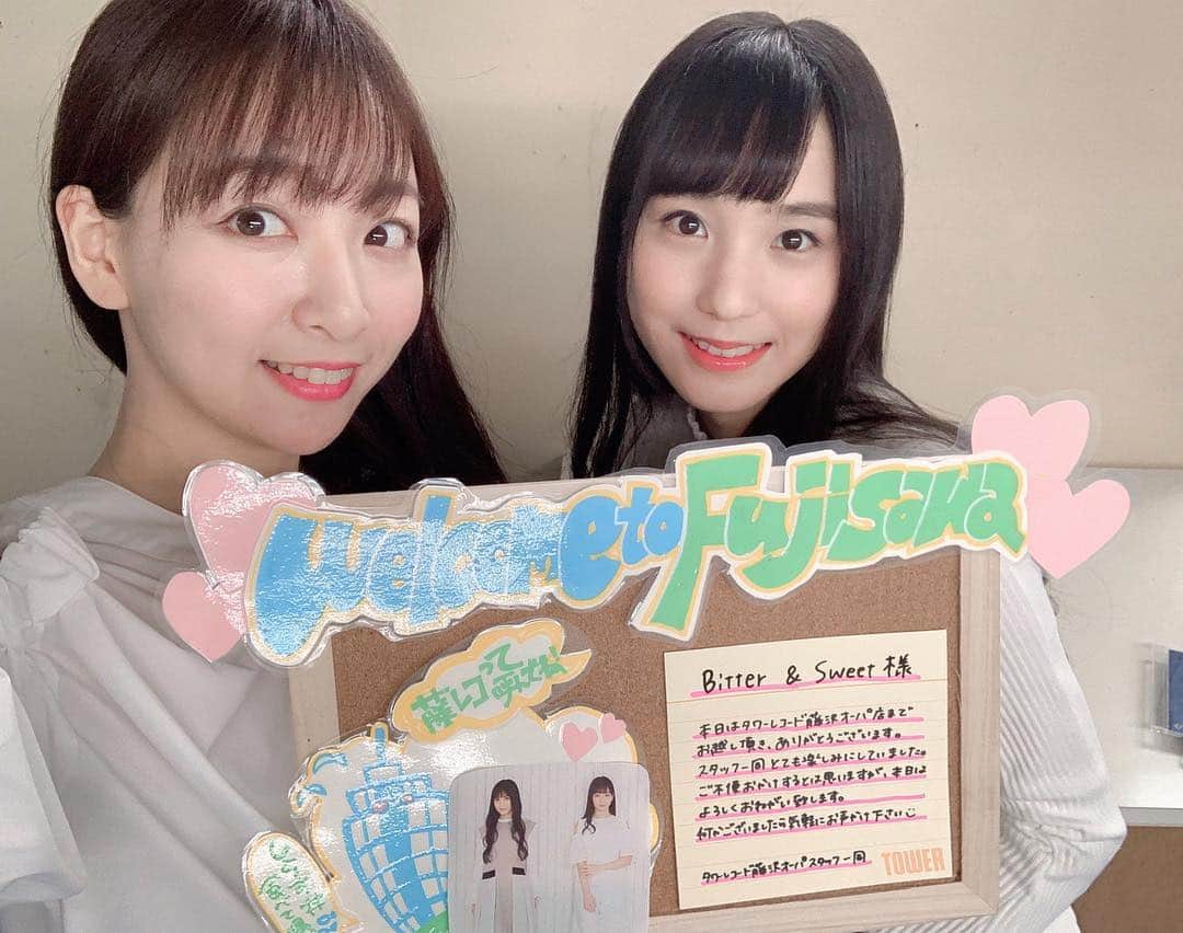 のインスタグラム：「. . リリースイベント終了しました💗 ありがとうございました🌸 . 次は関西へ❗️ . . 4月19日(金)『HMV＆BOOKS SHINNSAIBASHI (大阪)』(①18:30～/②19:45～) . 4月20日(土)『あべのHoop 1F オープンエアプラザ (大阪)』(①14:00～/②16:00～) . 4月21日(日)『あまがさきキューズモール 2F 緑遊広場 (兵庫)』( ①12:30～/②14:00～/③15:30～) . 4月21日(日)『HMV三宮VIVRE (兵庫)』(①18:00～/②19:30～) . ぜひ生歌を聴きにお越しください👭🎵 . .  #ビタスイ #リリース #新曲 #遠いところへ行くのでしょう #ラブストーリーは始まらない #遠ラブ #ライブ #観覧無料 #大阪 #兵庫」