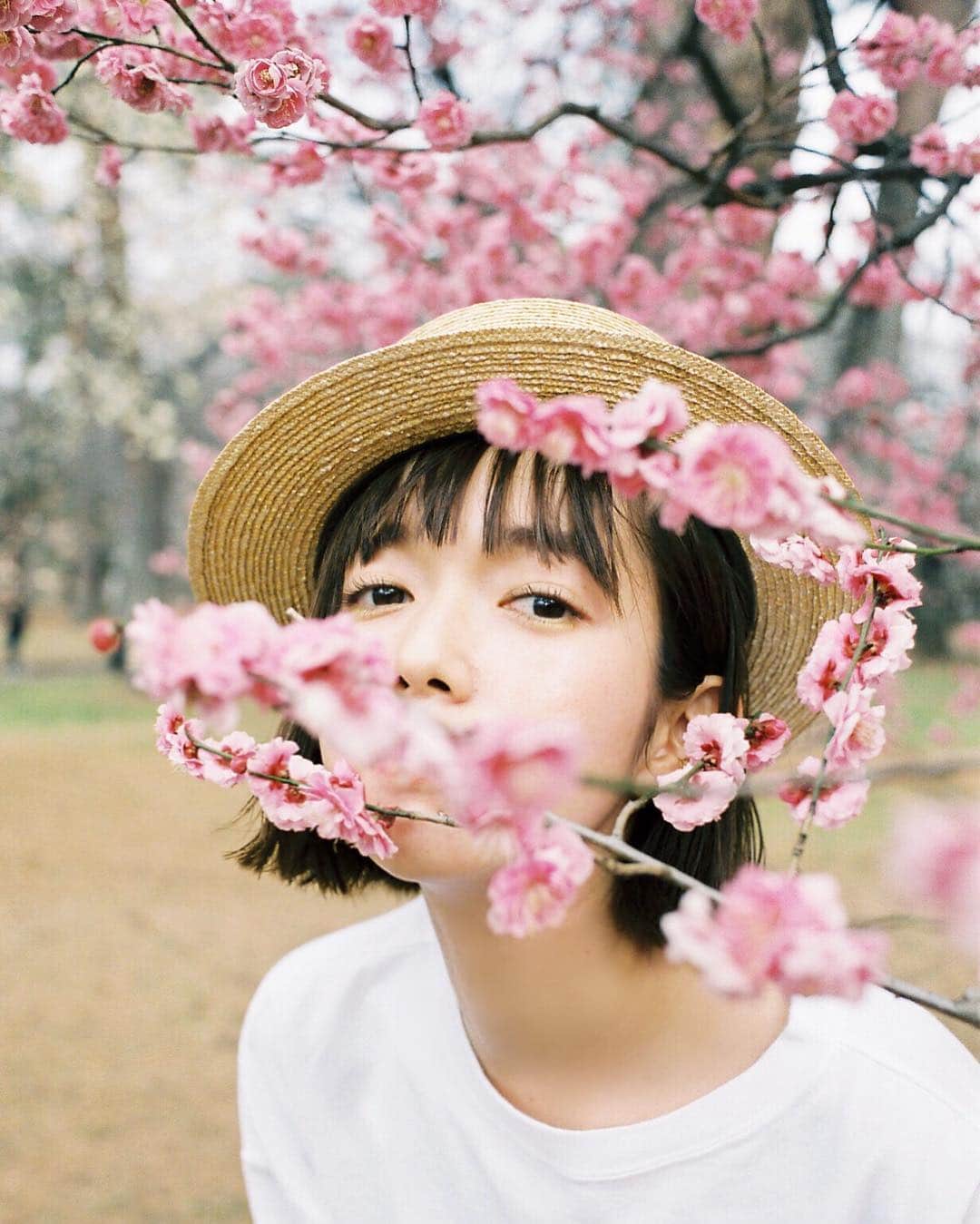 佐藤栞里さんのインスタグラム写真 佐藤栞里instagram More 5月号が発売になりました 栞里の私服 企画には 春夏の私服 想いも含め全部詰め込みました 最近は色を取り入れてみたり ひらっとしたスカートをはいてみたり アクセ選びも広がったり 変わらずデニム