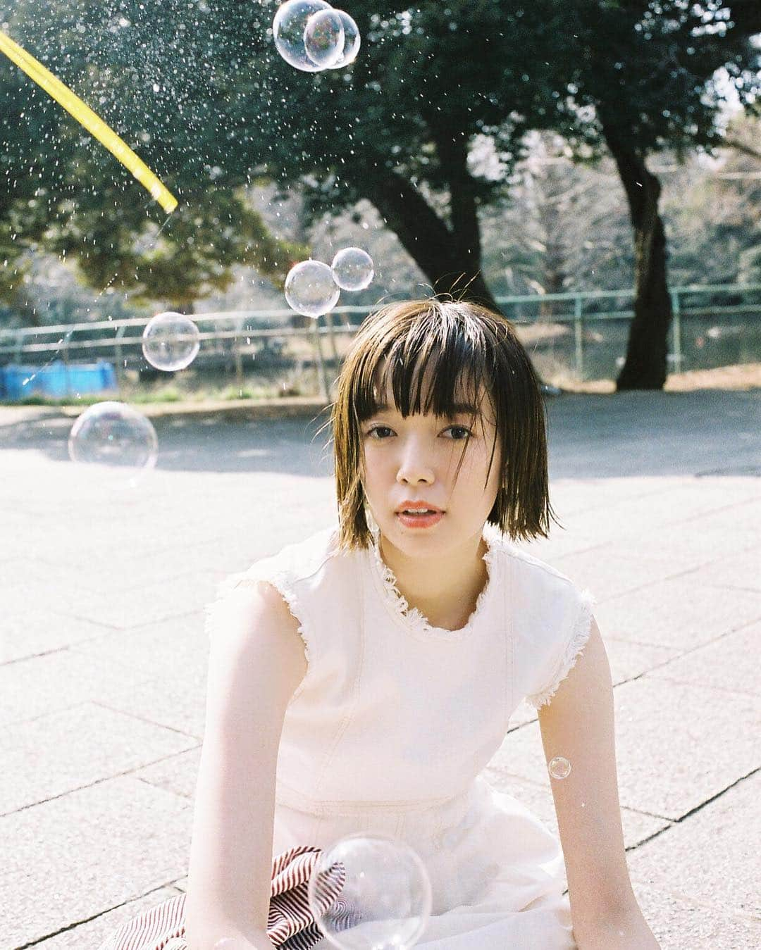 佐藤栞里さんのインスタグラム写真 - (佐藤栞里Instagram)「. MORE 5月号が発売になりました✨ "栞里の私服"企画には 春夏の私服、想いも含め全部詰め込みました🥰 最近は色を取り入れてみたり ひらっとしたスカートをはいてみたり アクセ選びも広がったり 変わらずデニムやサロペットは大好きだったり お洋服選びがますます楽しい。 自信をもって、素敵なページになったなと！ ここに載せたのは誌面にはないアザーカットなので ぜひぜひ、MORE本誌を読んでいただけたら嬉しいです☺️ #ちゃま着の現在地2019 #ずっとお会いしたかったカメラマンさんとの撮影 #とんでもなく良い出逢いになりました #アイコンも新しく変えてみたよ☺️👒 #気がついてメッセージをくれた方ありがとう🌸」4月7日 21時07分 - satoshiori727