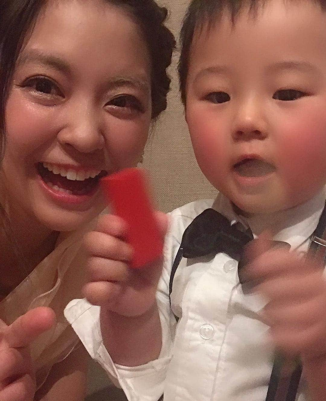 上杉あずささんのインスタグラム写真 - (上杉あずさInstagram)「. 従兄弟のまーくんの結婚式でした💒👰💍でもまーくんとの写真は親族写真しかないからお母さんと彩ちゃんとはるたとの写真を！！笑笑 従兄弟の結婚って、いっぱいの嬉しさとちょっぴりの照れくささ？がありました❤️❤️写真撮りに行くのもなんか照れ恥ずかしかった(笑)幸せそうで良かった～♪✩.*˚ じいちゃんのお葬式以来だけど、また親族集まれて嬉しかった☺️ファミリーとは良いね◎ はるた君は、指輪運びの重役が回ってきた時に限って大爆睡🤣❤️笑いの神過ぎてほんと大好き！みんなに幸せを運んでくれる天使や👼🏻🌤 まーくんの大好きなホークスは、この日結婚祝い勝利ならずでしたが(笑)😱🤣翌日の今日、祝砲と言わんばかりのホームラン7本が飛び出しました笑⚾️⚾️⚾️⚾️⚾️⚾️⚾️良かったね、まーくん！おめでとう！！！ #結婚式 #結婚 #親戚 #いとこ #兄 #うきは #久留米 #博多 #ウィズザスタイル #福岡 #おめでとう #wedding #married #marriage #💍 #💒 #👰 #❤️ #sbhawks」4月7日 21時07分 - azumacks