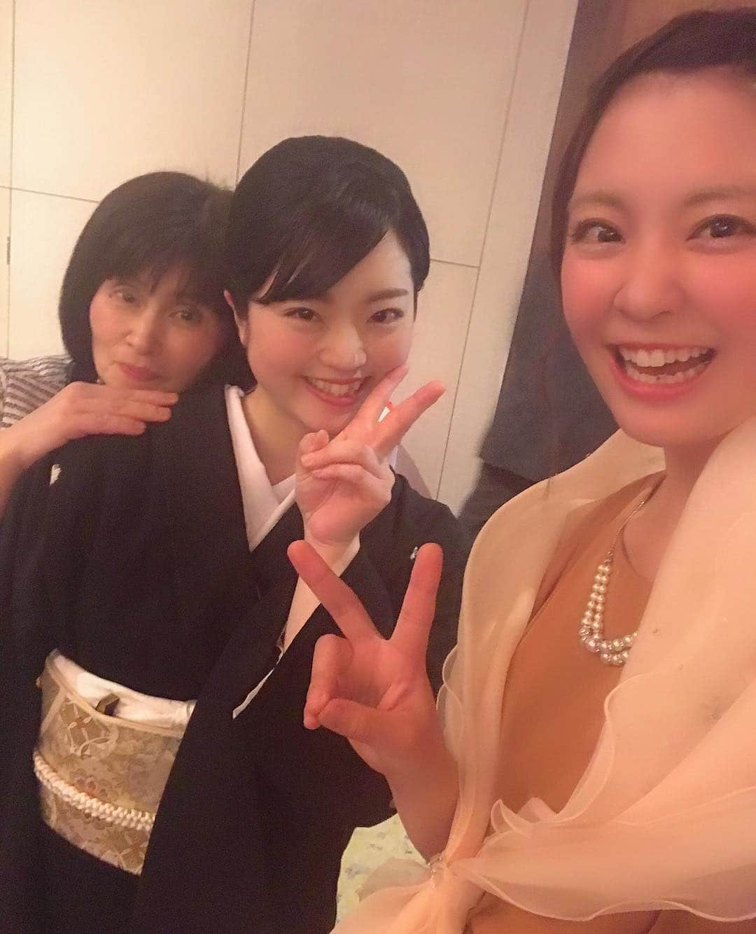 上杉あずささんのインスタグラム写真 - (上杉あずさInstagram)「. 従兄弟のまーくんの結婚式でした💒👰💍でもまーくんとの写真は親族写真しかないからお母さんと彩ちゃんとはるたとの写真を！！笑笑 従兄弟の結婚って、いっぱいの嬉しさとちょっぴりの照れくささ？がありました❤️❤️写真撮りに行くのもなんか照れ恥ずかしかった(笑)幸せそうで良かった～♪✩.*˚ じいちゃんのお葬式以来だけど、また親族集まれて嬉しかった☺️ファミリーとは良いね◎ はるた君は、指輪運びの重役が回ってきた時に限って大爆睡🤣❤️笑いの神過ぎてほんと大好き！みんなに幸せを運んでくれる天使や👼🏻🌤 まーくんの大好きなホークスは、この日結婚祝い勝利ならずでしたが(笑)😱🤣翌日の今日、祝砲と言わんばかりのホームラン7本が飛び出しました笑⚾️⚾️⚾️⚾️⚾️⚾️⚾️良かったね、まーくん！おめでとう！！！ #結婚式 #結婚 #親戚 #いとこ #兄 #うきは #久留米 #博多 #ウィズザスタイル #福岡 #おめでとう #wedding #married #marriage #💍 #💒 #👰 #❤️ #sbhawks」4月7日 21時07分 - azumacks