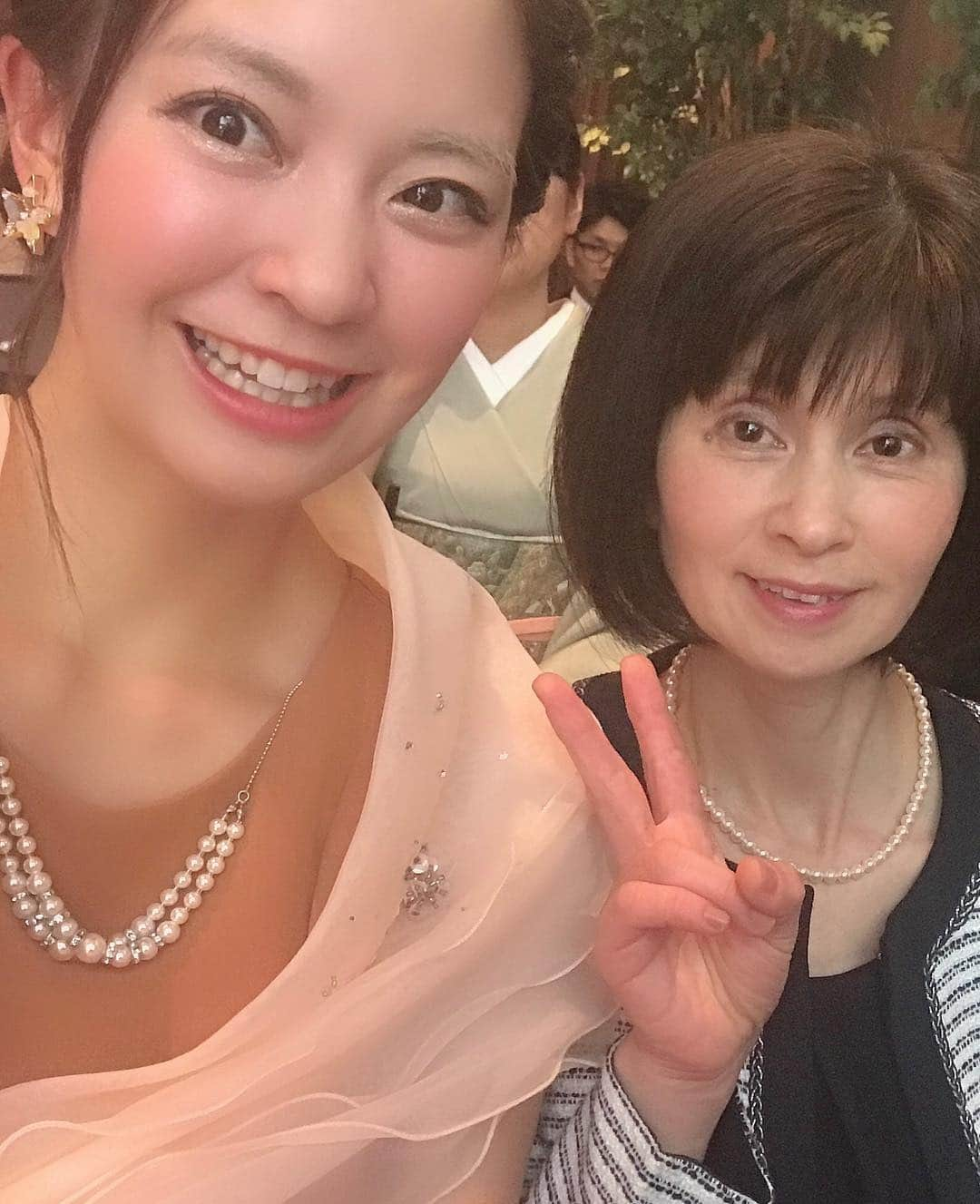 上杉あずささんのインスタグラム写真 - (上杉あずさInstagram)「. 従兄弟のまーくんの結婚式でした💒👰💍でもまーくんとの写真は親族写真しかないからお母さんと彩ちゃんとはるたとの写真を！！笑笑 従兄弟の結婚って、いっぱいの嬉しさとちょっぴりの照れくささ？がありました❤️❤️写真撮りに行くのもなんか照れ恥ずかしかった(笑)幸せそうで良かった～♪✩.*˚ じいちゃんのお葬式以来だけど、また親族集まれて嬉しかった☺️ファミリーとは良いね◎ はるた君は、指輪運びの重役が回ってきた時に限って大爆睡🤣❤️笑いの神過ぎてほんと大好き！みんなに幸せを運んでくれる天使や👼🏻🌤 まーくんの大好きなホークスは、この日結婚祝い勝利ならずでしたが(笑)😱🤣翌日の今日、祝砲と言わんばかりのホームラン7本が飛び出しました笑⚾️⚾️⚾️⚾️⚾️⚾️⚾️良かったね、まーくん！おめでとう！！！ #結婚式 #結婚 #親戚 #いとこ #兄 #うきは #久留米 #博多 #ウィズザスタイル #福岡 #おめでとう #wedding #married #marriage #💍 #💒 #👰 #❤️ #sbhawks」4月7日 21時07分 - azumacks