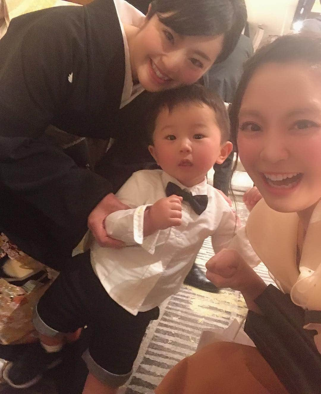 上杉あずささんのインスタグラム写真 - (上杉あずさInstagram)「. 従兄弟のまーくんの結婚式でした💒👰💍でもまーくんとの写真は親族写真しかないからお母さんと彩ちゃんとはるたとの写真を！！笑笑 従兄弟の結婚って、いっぱいの嬉しさとちょっぴりの照れくささ？がありました❤️❤️写真撮りに行くのもなんか照れ恥ずかしかった(笑)幸せそうで良かった～♪✩.*˚ じいちゃんのお葬式以来だけど、また親族集まれて嬉しかった☺️ファミリーとは良いね◎ はるた君は、指輪運びの重役が回ってきた時に限って大爆睡🤣❤️笑いの神過ぎてほんと大好き！みんなに幸せを運んでくれる天使や👼🏻🌤 まーくんの大好きなホークスは、この日結婚祝い勝利ならずでしたが(笑)😱🤣翌日の今日、祝砲と言わんばかりのホームラン7本が飛び出しました笑⚾️⚾️⚾️⚾️⚾️⚾️⚾️良かったね、まーくん！おめでとう！！！ #結婚式 #結婚 #親戚 #いとこ #兄 #うきは #久留米 #博多 #ウィズザスタイル #福岡 #おめでとう #wedding #married #marriage #💍 #💒 #👰 #❤️ #sbhawks」4月7日 21時07分 - azumacks