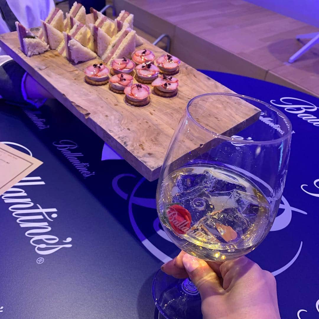u-meK00000000 YUMIKO HORIKIRI ZUMBA さんのインスタグラム写真 - (u-meK00000000 YUMIKO HORIKIRI ZUMBA Instagram)「TRUNK HOTELで開催された Ballntines BARREL SMOOTHのイベントにサントリー様にご招待いただいて 元同僚でランチ仲間 @kanekotomohito さんと行ってきましたよっ♪ ・ 2019年4月2日発売のバランタイン バレルスムースは 飲み方次第でいくつもの自分好みを探求できる 香り高く飲み口がスムースなスコッチウイスキー ・ バニラやキャラメルを嗅いだときのように スコッチを注いだグラスから香りの広がりを楽しめます。 ・ 4種類のオシャレなハイボールを試飲させていただいたのですが ハチミツ、ハーブソルト、オレンジピールの ハイボールがとっても美味しかったのでこんどホームパーティー を開催するときにウェルカムドリンクに作ってみようとおもってますっ(^o^) ・ @ballantines  #バランタインローンチ #バランタイン #Ballantines #バレルスムース #スコッチウイスキー #スムースな味わい #スコッチの王道 #ローンチパーティ #バニラ #キャラメル」4月7日 21時08分 - yumikohorikiri