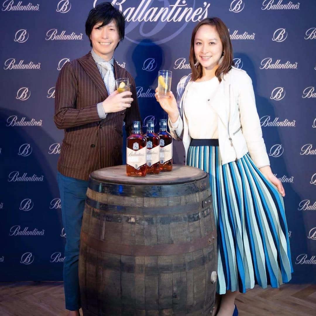u-meK00000000 YUMIKO HORIKIRI ZUMBA さんのインスタグラム写真 - (u-meK00000000 YUMIKO HORIKIRI ZUMBA Instagram)「TRUNK HOTELで開催された Ballntines BARREL SMOOTHのイベントにサントリー様にご招待いただいて 元同僚でランチ仲間 @kanekotomohito さんと行ってきましたよっ♪ ・ 2019年4月2日発売のバランタイン バレルスムースは 飲み方次第でいくつもの自分好みを探求できる 香り高く飲み口がスムースなスコッチウイスキー ・ バニラやキャラメルを嗅いだときのように スコッチを注いだグラスから香りの広がりを楽しめます。 ・ 4種類のオシャレなハイボールを試飲させていただいたのですが ハチミツ、ハーブソルト、オレンジピールの ハイボールがとっても美味しかったのでこんどホームパーティー を開催するときにウェルカムドリンクに作ってみようとおもってますっ(^o^) ・ @ballantines  #バランタインローンチ #バランタイン #Ballantines #バレルスムース #スコッチウイスキー #スムースな味わい #スコッチの王道 #ローンチパーティ #バニラ #キャラメル」4月7日 21時08分 - yumikohorikiri