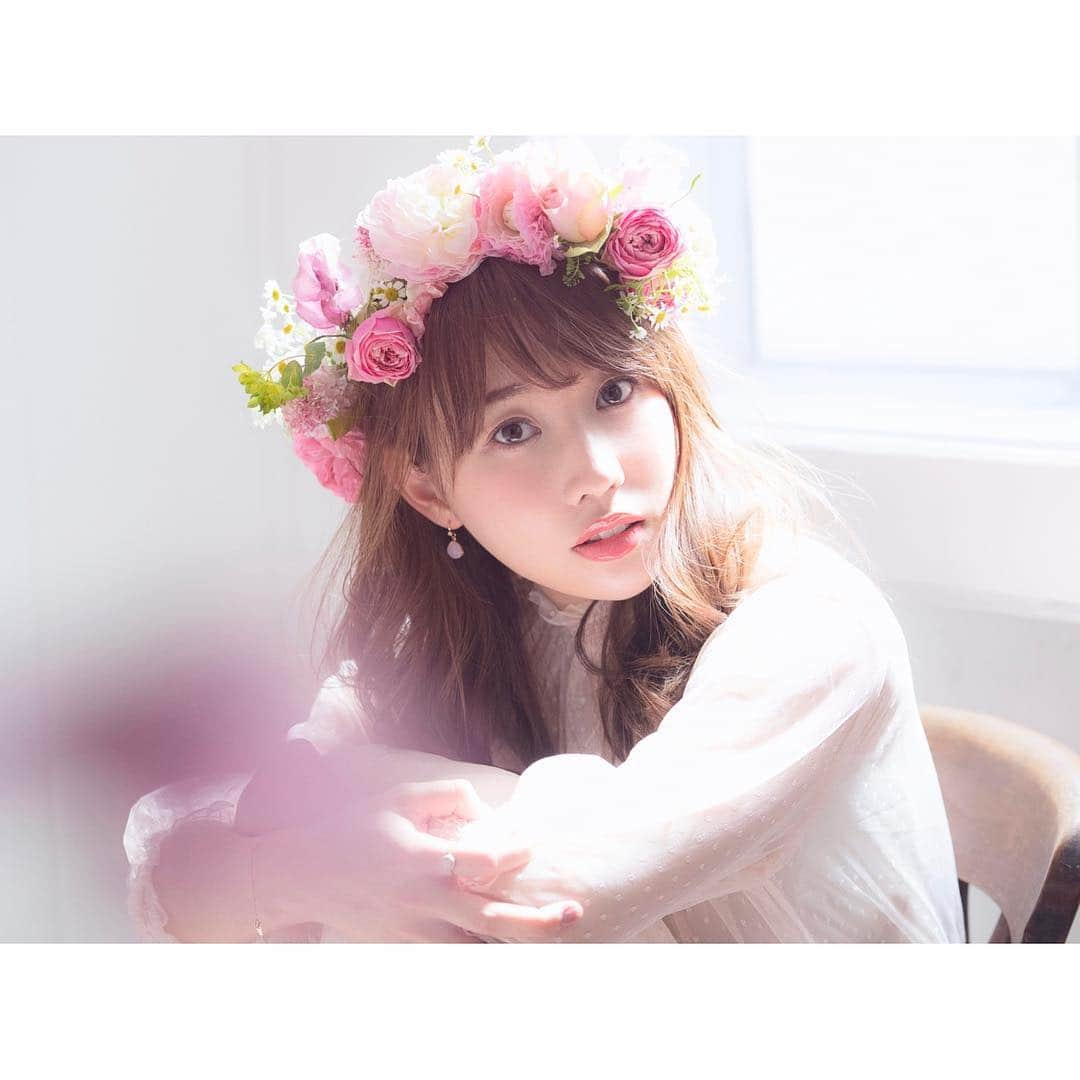 梶恵理子さんのインスタグラム写真 - (梶恵理子Instagram)「ずっとずっと作っていきたかった作品 「Flower makeup💐」第1弾を 先ほどYouTubeにupしました🌸💓 . . 季節による色鮮やかなお花たちと メイクを融合させたカラーメイクの提案💄 "もっといろんなメイクを楽しんでほしい！" "１つの顔でこんなに変われる！" というのを伝えたいという思いと 自分の世界観を表現するため 企画書を作り、スタッフを集め撮影チームを作り 制作費は全て自費でやっと実現することができました😭💕 . スタッフのみなさんは業界の大先輩の方々で 私には勿体ないほどの大御所様たち🥺✨ Photo：(@t.nagatani ) Flower direction：(@osadanna ) Stylist：Yotsumoto yuko . そして美容専門学校時代の同級生🏫 Hair：(@mashimashimauma ) . 本当にみなさんありがとうございます🙇🏻‍♀️ . 作品撮りとはいっても、 私の根本的なコンセプトの . #真似しやすいテクニック #外に出ても浮かないメイク #ナチュラルメイク というのが基本です🥺💓🍡 . . 今後もっと新しい作品、世界観を 突き詰めてステキなメイクを提案していきたいと思いますので フラワーメイクシリーズ💐を よろしくお願いします🌸🤩✨ . . . #かじえり#フラワーメイク#flowermakeup#作品#作品撮り#メイクアップアーティスト#ピンクメイク#春メイク」4月7日 21時19分 - kajierimakeup