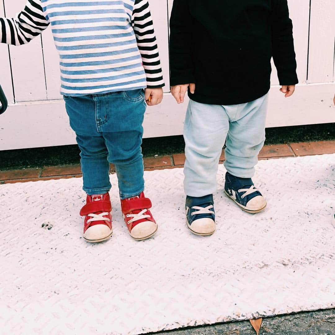 伊藤信子さんのインスタグラム写真 - (伊藤信子Instagram)「同じ日に同じ病院で産まれた二人が久しぶりに遊んだら同じ靴の色違いを同じサイズで履いていた🥰 #samesamesame」4月7日 21時13分 - ito_nobuko