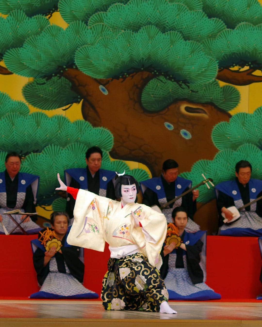 五月千和加さんのインスタグラム写真 - (五月千和加Instagram)「. 五月會 「連獅子」の舞台写真✨ 狂言師左近 後に 仔獅子の精 を努めさせていただきました。 .  若々しく爽やか、品良く、また元気よく跳躍など、技術的、体力的にもレベルが高い踊りです。 . #連獅子 #国立劇場 #国立大劇場 #白塗り #歌舞伎舞踊 #歌舞伎 #仔獅子 #獅子 #毛振り #日本舞踊家 #日本舞踊 #五月流 #五月會 #家元 #衣裳 #stage #perfomance #dance #dancer #japan #japanesedance #japanesedancer #生演奏 #長唄 #お囃子 #鼓 #三味線 #伝統芸能 #伝統文化」4月7日 21時28分 - satsuki_senwaka