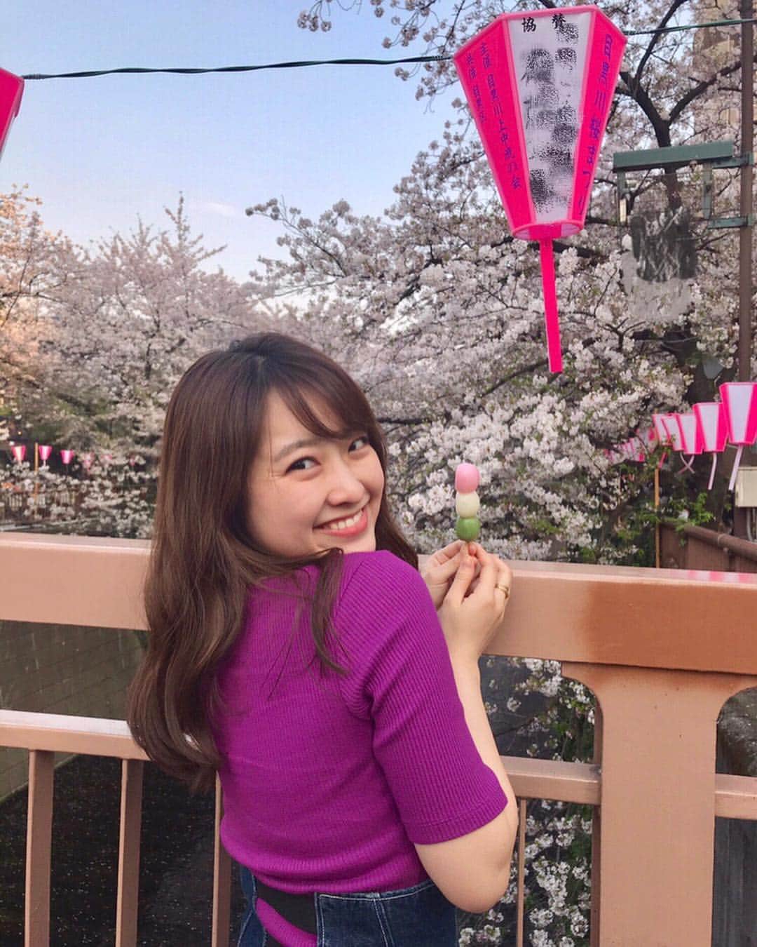 のインスタグラム：「少し行けました🌸 #お団子 🍡と #いちご 🍓 たべました。 . #お花見コーデ はパープルです。 #トップス @gu_global  #スカート @gu_global  #ベルト @aula_official . 📍#目黒川#目黒川桜まつり  #お花見#桜#花より団子#春服 #ワントーンコーデ#プチプラコーデ」