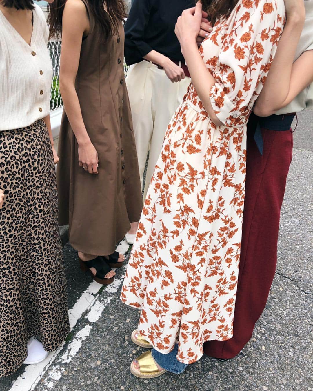 Shiho Sasakiのインスタグラム：「お知らせです✨ 明日20:30〜 @moussysnap にて ヴィジュアルスタッフのみんなとインスタライブします🙏 今回は4月の新作をたっぷりお伝えします📣 身長別着回しコーデも…✌️ お楽しみに🧡 #MOUSSY#MOUSSYSNAP#instalive」