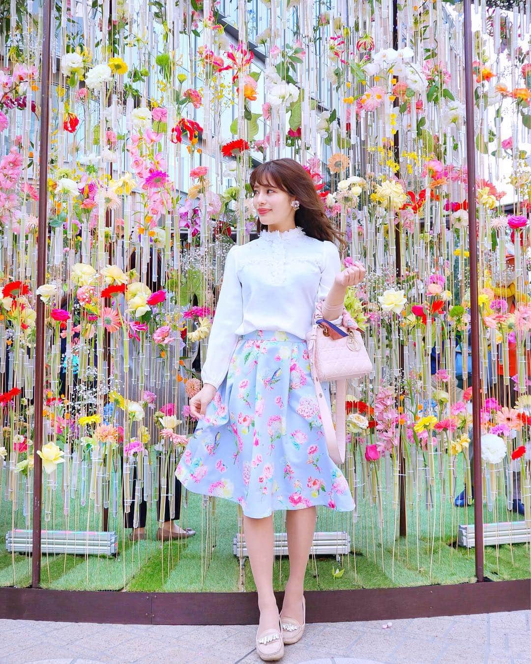 小沼瑞季さんのインスタグラム写真 - (小沼瑞季Instagram)「🌸🌼🌷💠﻿🌸🌼﻿ ﻿ ﻿ 東京ミッドタウン日比谷の1周年記念で﻿﻿ おっきなフラワードームが😳💐💕✨﻿﻿ ﻿﻿ これ全部生花だよー🌸🌼🌷💠﻿﻿ ﻿﻿ 絵里奈ちゃんの投稿みて﻿行ってみたかったの😘﻿﻿ ﻿﻿ 動画は強風で前髪全開🌪🍃笑﻿﻿ ﻿﻿ ﻿﻿ tops,skirt♡#chesty﻿﻿ pumps♡#miumiu﻿ bag♡#dior﻿﻿ ﻿﻿ ﻿﻿ そして❣️この前告知した﻿﻿ GW中の5月1日来店イベント﻿﻿ 詳細ストーリーupしました😍❤️﻿﻿ ﻿﻿ 場所はラフォーレ原宿です🌸🌸🌸﻿﻿ 令和初日という記念すべき日に﻿﻿ みんなに会えますように...🥰💋﻿﻿ 詳細は @manontokyo からみてみてね✨﻿﻿ ﻿﻿ ﻿﻿ ﻿﻿ #hibiya#flowerart#春コーデ#東京ミッドタウン日比谷#ミッドタウン日比谷#東京ミッドタウン#ミッドタウン#日比谷#フラワーアート#フラワードーム#チェスティ#ミュウミュウ#ディオール#みいきコーデ」4月7日 21時21分 - mizukikonuma