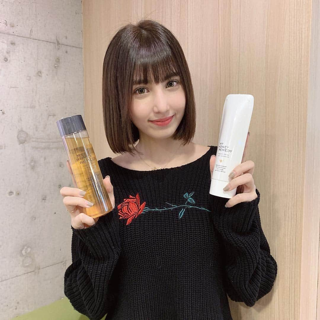 梅田えりかさんのインスタグラム写真 - (梅田えりかInstagram)「U-REALM表参道店にて髪の毛のメンテナンスをしてきましたっ🥰 . お家が遠くなって中々来れなかったけどまた近くになったのでU-REALMに久々来ることが出来ました🥳✨ユイさんと会うのも3年振り💕スタイリストさんデビューしたのを知っていて、いつかやってもらいたいと思っていたので念願の日が叶いました☺️💕 . ‪❤︎イルミナカラー‬ ‪❤︎オラプレックス縮毛矯正‬ ‪❤︎ハニークレンジングパック🍯‬ をしてもらいました！！ . 縮毛がお得意なユイさん💓流石でした！！広がりがちな髪が、嘘かのようにしっかりとまとまって毎日してたヘアアイロンもしばらくは無しでやっていけそうです✨感謝でしかない😭🙏 . なによりも皆んなにおススメしたいのが、ハニークレンジングパック🍯シャンプーとトリートメントにハチミツ成分？が入ってるらしく、これが本当に素晴らしいんです！指通りが10代始めの髪質に戻りました！ほんとに🤣見た目もツヤツヤになり、天使のリング？輪っか？も登場しちゃいました👼もちろんシャンプーとトリートメント即ゲットして帰りました🐝💕ハニークレンジングパック本当におススメです🍯こんなに素晴らしいシャンプー初めて出会いました！カムサハムニダ。 . #U-REALM #表参道 #カラー #縮毛矯正 #ハニークレンジング #イルミナカラー #hair #オラプレックス」4月7日 21時21分 - umeeri524