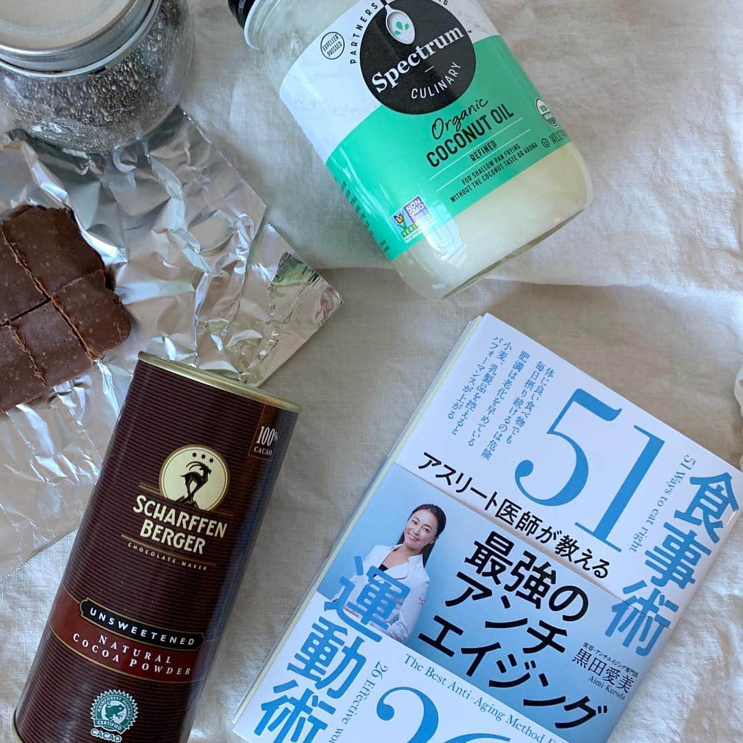 大塚良子さんのインスタグラム写真 - (大塚良子Instagram)「.﻿﻿﻿ 東京に住んでいた頃から肌ケアや体質改善についてアドバイスを頂いている愛美先生 @kurodaaimi の著書 「最強のアンチエイジング食事術51 運動術26」を読んでさっそく亜麻仁油ドレッシングとチアシード入ココナッツオイルチョコレートを作ってみました。﻿ 私は甲状腺機能低下症があるので免疫力アップのためにも適度な運動や食事はとても大事で甲状腺を正常化するといわれるココナッツオイルを大好きな甘いものと一緒に摂取できるのはありがたい。腸に負担のかからない食事の仕方や生活に取り入れやすい無理ない食事法、運動は参考になります。 ﻿ すっかりおうちパンにもハマり中で、この日も写真の丸パン作ったんだけど、いまの時期は花粉で肌状態が不安定だから又グルテンフリートライしてみようかな。 パン好きだからなかなか続かないんですが、、。 ﻿ #antiaging #food #flaxseedoil  #homemade #bread ﻿#naturalcocoa ﻿ #亜麻仁油 #アンチエイジング #免疫力アップ  #甲状腺機能低下症 #チアシード#自家製#チョコレート  #ココナッツオイル #ラウリン酸」4月7日 21時26分 - ryokokonami