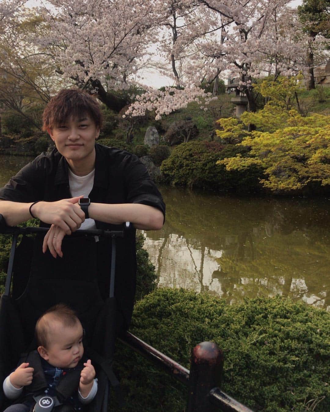 宇都直輝のインスタグラム：「凛玖ちゃんまさかの指ハートしてるやん(つω`*)」