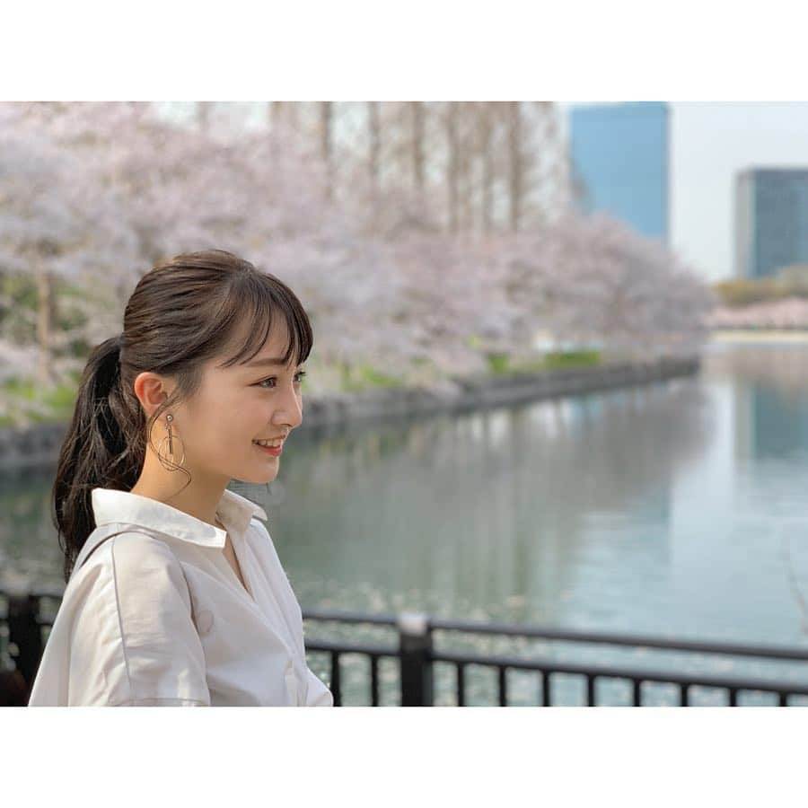 山本彩加さんのインスタグラム写真 - (山本彩加Instagram)「お花見に行ってきました🌸﻿✨ ﻿ ﻿ ﻿ ﻿ 家族でお花見なんて何年ぶりだろう💭﻿ ﻿ ﻿ 今日はすごくお天気が良くて、﻿ お花見日和でしたね🥰﻿ ﻿ ﻿ 暖かかったから今日は薄着でした♡﻿ ﻿ ﻿ ﻿ ﻿ ﻿ ﻿ ﻿ #お花見 #桜 #平成最後のお花見 #大阪城 バックに❤︎ #大阪城公園 #お花見コーデ #ポニーテール」4月7日 21時37分 - ayaka48_yanyan