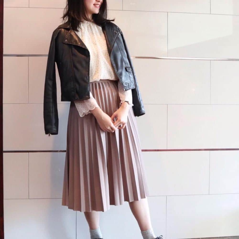 ALICEYさんのインスタグラム写真 - (ALICEYInstagram)「.﻿ ﻿ プチプラでおなじみのGUより低価格のアイテムが満載のGRL（グレイル）﻿ ﻿ 大人のカジュアルコーデにピッタリなアイテムが揃うブランドで、毎日のコーデをもっと楽しんでみませんか？❣️﻿ ﻿﻿﻿ ﻿﻿﻿﻿ ﻿▼ プロフィールのURLから記事チェック！ ▽﻿﻿﻿﻿ ﻿﻿﻿ 「全身1万円以下!?　GU超えのプチプラ“グレイル”が気になる！」﻿﻿﻿ ﻿﻿﻿ ﻿﻿﻿﻿ @moyooonn @merumo18 @__madoka__0816 @harui5151231 @rina3_12 ﻿﻿﻿ thanx❤︎﻿﻿﻿﻿ ﻿ .﻿ #アリシー #ジーユー #プチプラコーデ #着回しコーデ #着回し#プチプラファッション #ファッション #いもむし女子#grl#カジュアルコーデ #大人カジュアル #カジュアルファッション #働く女性 #働くママ #ママコーデ #おしゃれママ#ママコーディネート」4月7日 21時34分 - alicey.jp
