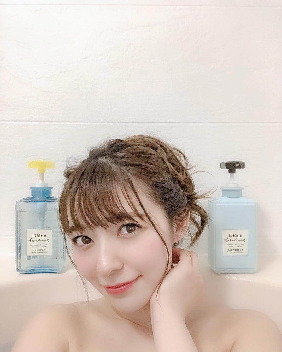 のインスタグラム：「♨️ 今日もお疲れ様でした☺️ 帰ったらすぐお風呂タイム〜🥺💓💕 . ほんとこのシャンプーいい🧴❤︎ 【ダイアンボヌール】👏 LOFTのコスフェスでブースにお邪魔した時も思ったけど、香水のボトルみたいで可愛い😍❤️！ . 香りも大好きだけど、仕上がりも最強なの🥺！ 洗った瞬間からしっとり〜サラサラ〜な髪の毛になったのがわかる♡ 美容効果の高いオイルがたっぷり入ってるからいいのかな(ˊ•̤ω•̤ˋ)♡ . ダメージも目立たなく気がするし、ほんと「好き」がたくさんなシャンプー&トリートメントです！(´///ω///｀)💚 . ネイチャーラボさんの商品ほんと好きで、 #ウェットブラシ は毎日愛用してます💓💓💓ほんと良すぎてモデル友達にもおすすめしてるくらい！ このブラシと使うから、より良い髪の毛になれるんだと思う🥰 . ブルージャスミンは、Loft先行販売だって🥺💕5月以降はバラエティショップ限定販売されるようなので要チェック♪ . 流行りのエアリーヘアも手に入れちゃお🤤🤤🤤💘 . #ダイアンボヌール #dianebonheur #シャンプー #shampoo #ファーミングシャンプー #シグネチャーオイル #ヘアオイル #ブルージャスミン #マルーラオイル #サボテンオイル #ロフト #ロフトのコスフェス @dianebonheur #エアリーヘア  #ダメージリペア #オーガニックシャンプー #ヘアケア #バラエティショップ #エアリー感 #エアリー #エアリーヘア #airyhair #おすすめブラシ #インテリアにもなる #香水ボトル #流行ヘア #バスタイム #bathroomshot #bathroom #bathtime」