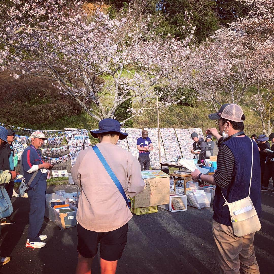 小川真司さんのインスタグラム写真 - (小川真司Instagram)「中野組「浅田家（仮）」、撮影も半分を過ぎて、後半の写真洗浄のパートに入りました。 このシーンの二宮さんと某キャストの絡みの芝居は感動的だったなぁ！ #浅田家」4月7日 21時40分 - maguromaru34