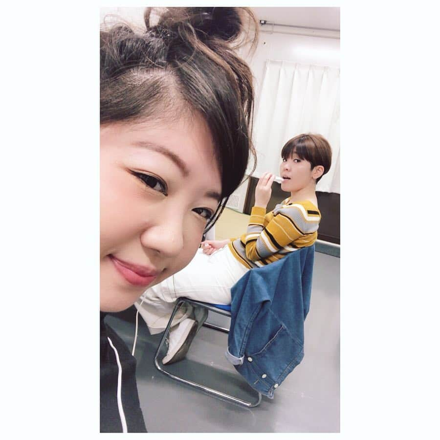 馬場園梓さんのインスタグラム写真 - (馬場園梓Instagram)「yeah〜♪ 昨日は 午後から、 よしもと西梅田劇場のお出番をいただいておりました☺︎！ お越しいただきましたみなさま、誠にありがとうございました˚✧₊ 終わってからは、 ちょうどエディオンアリーナ大阪で プロレスリングNOAHの大会がありましたので、 MIHOと観戦してきました！  激しい闘いの連続に興奮しっぱなしでした˚✧₊ ステキな時間をありがとうございました！  そして夜は、 難波にある、 お肉もお野菜もピッツァもパスタも、 口に入れるものみな美味しいイタリアンのお店でしあわせを満喫しました˚✧₊ 何を食べてもほんとに美味しいです♪  特にクワトロフォルマッジが好き！  ですので  ルン♪  #yeah #happy #よしもと #西梅田劇場 #プロレス #NOAH #エディオンアリーナ大阪 #難波 #バルバレスコ #イタリアン #クワトロフォルマッジ  #MIHO #球体 #ご機嫌 #ルン♪」4月7日 21時40分 - babazonoazusa