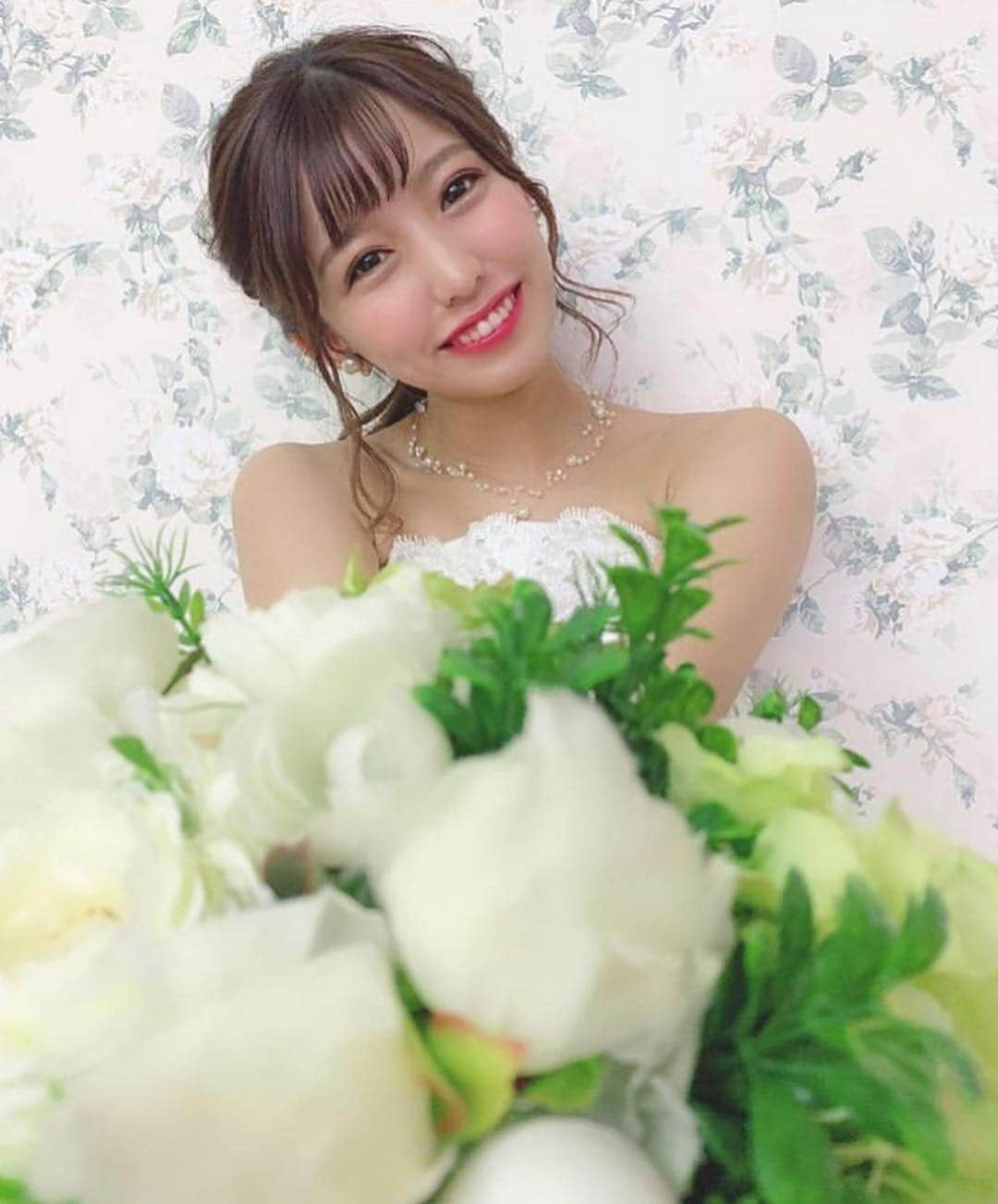 プレ花嫁の結婚式準備サイト marry【マリー】さんのインスタグラム写真 - (プレ花嫁の結婚式準備サイト marry【マリー】Instagram)「❁ 腕いっぱい伸ばして ブーケをはいっ！と差し出すようにした、 #遠近法ショット が可愛い👰🏻🌸✨ * ブーケも、花嫁さんの笑顔も、存在感たっぷり💐 こんな華やかな構図のソロショット、 撮ってもらいたくなります💖💖💖 * photo by @_pipipipink_ #プレ花嫁#卒花#卒花嫁#ウェディングフォト#ソロショット#前撮り#後撮り#ブーケ#ウェディングブーケ#2019春婚#2019夏婚#2019秋婚#2019冬婚#2020春婚#2020夏婚#2020秋婚#2020冬婚#結婚式準備#プロポーズ#婚約#marryxoxo」4月7日 21時44分 - marryxoxo_wd