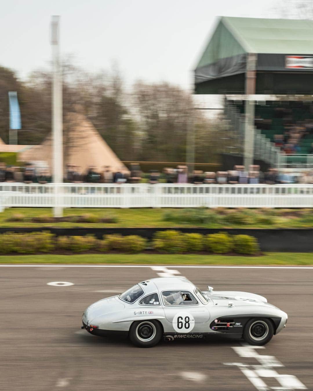 IWCさんのインスタグラム写真 - (IWCInstagram)「The #IWCRacing team wins the Tony Gaze trophy at Goodwood with former F1 driver and IWC Ambassador @davidcoulthardf1 at the wheel of the Mercedes-Benz 300 SL “Gullwing” #77MM」4月7日 21時53分 - iwcwatches