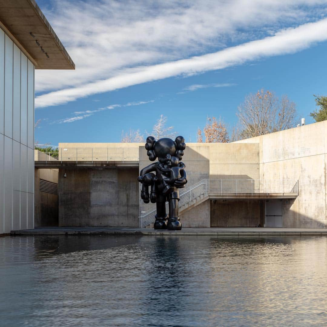 KAWSONEさんのインスタグラム写真 - (KAWSONEInstagram)「CLEAN SLATE at @themodernfw  #KAWS #TadaoAndo #FortWorth #Texas #bronze 📷 by Kevin Tadora」4月7日 21時54分 - kaws