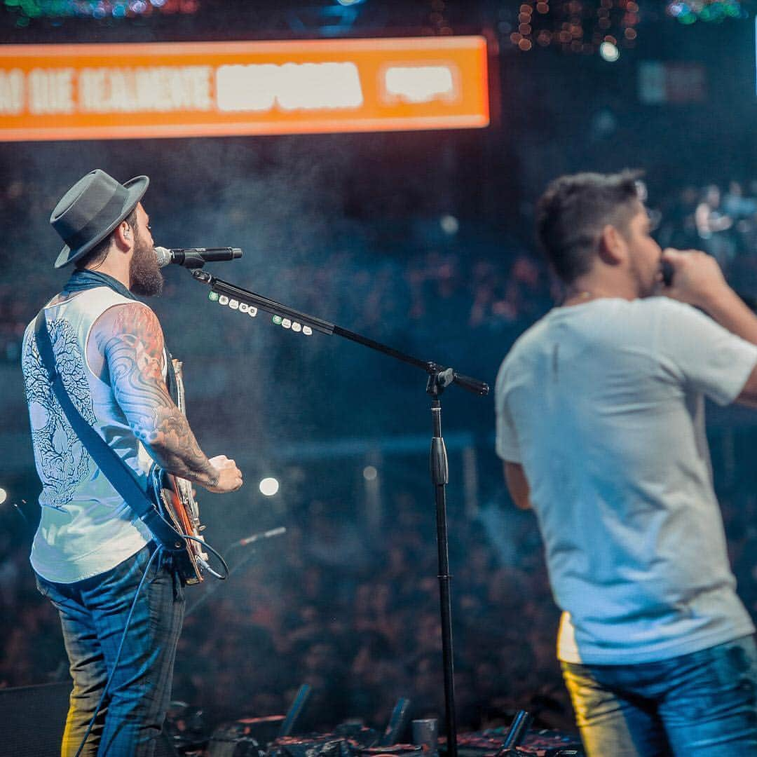 Jorge & Mateusさんのインスタグラム写真 - (Jorge & MateusInstagram)「Mais uma festa pra lá de especial em Manaus! Obrigado por TUDO meu povo... até a próxima! #VillaMixManaus #JeMemManaus」4月7日 21時47分 - jorgeemateus