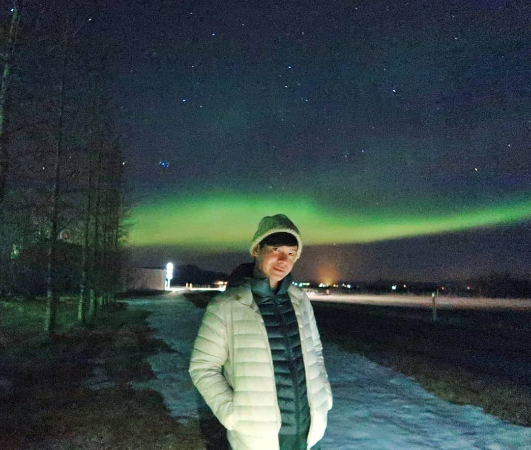 アイス・サランユーのインスタグラム：「ที่สุดเลยเว้ยแก!! กำลังจะนอนและใส่กางเกงขาสั้น รองเท้าแตะ  น้องวิ่งมาบอก วันนี้แสงเยอะนะ หยิบเสื้อกันหนาวใส่ๆ ออกมาถ่ายเลย  ให้ดูแค่ภาพครึ่งบนนะ ครึ่งล่างไม่งาม 😂😂😂 #aurora #iceland #icesarunyu #icesarunyuaroundtheworld」