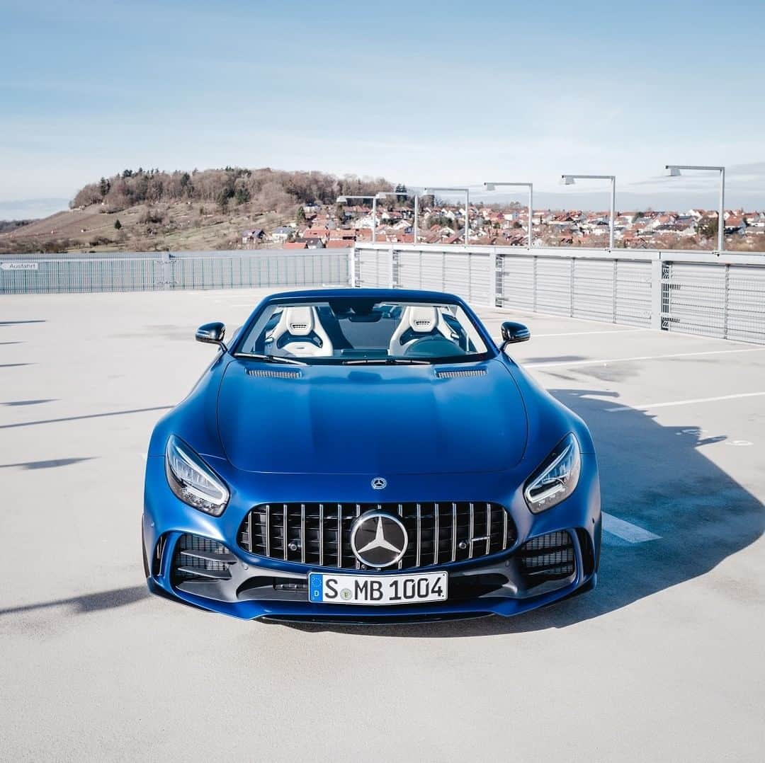 Mercedes AMGさんのインスタグラム写真 - (Mercedes AMGInstagram)「[Mercedes-AMG GT R Roadster | Fuel consumption combined: 12.5 l/100 km | CO2 emissions combined: 284 g/km]  Bring down the top and experience true Mercedes-AMG GT R performance in a whole new way.  #MercedesAMG #AMG #GTR #GTFamily #DrivingPerformance #Power #Passion #Mercedes #AMG🔥 #Luxury #CarsofInstagram #InstaCar #Lifestyle」4月7日 21時50分 - mercedesamg