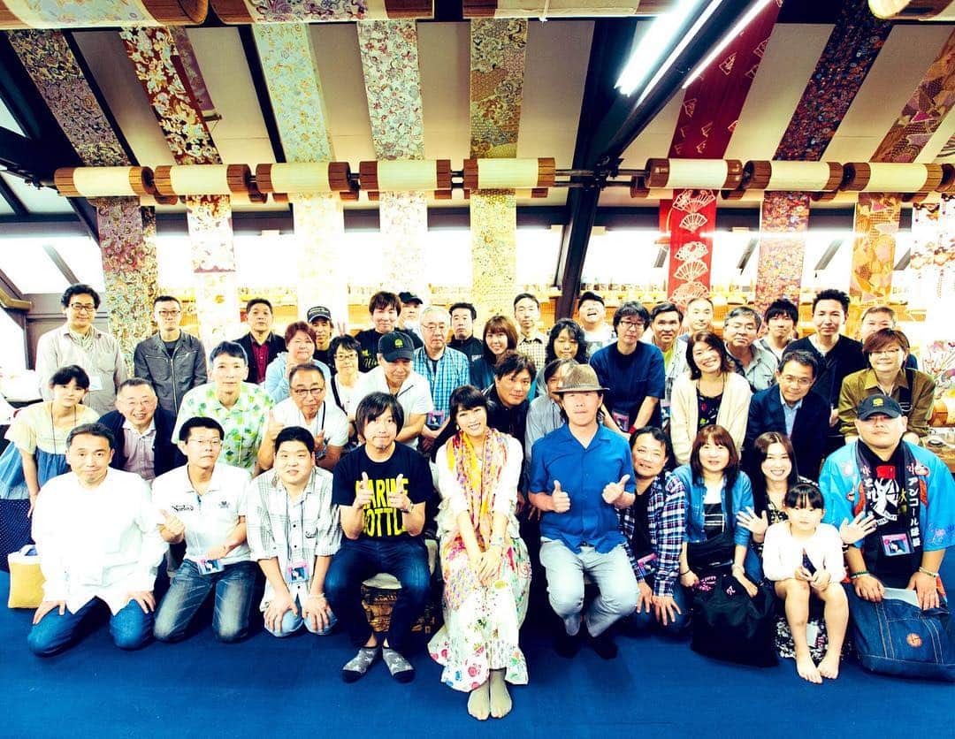 宇徳敬子さんのインスタグラム写真 - (宇徳敬子Instagram)「#宇徳敬子  #25周年  #アニバーサリー  #メモリアルツアー in  #沖縄  そして…今日は #お誕生日 🎊 #ハッピーバースデー 🎂 2019.4.6〜4.7〜〜1泊2日の旅編✈️ 宇徳敬子  #25th  #Anniversary #Memorial  #Tour in  #Okinawa ～ #Birthday  #Live ～🌈 初日の6日は。。。 皆さまと沖縄での思い出創りができて、本当に良かったです💝  それぞれオリジナル #トートバッグ を愉しみながら学生気分でワイワイ〜ワクワクと😍✨ 同じテーブルを囲んで サンゴ染め を初体験できて良かったですね😊 心から感謝申し上げます✨ 素敵なサプライズになりました🤗 私も本当に楽しかったです❣️ また…旅企画を考えますね〜〜 🤝 🌈ハッピーポイントアップ⤴️ 人生彩り豊かに生きて✨🌈 #入倉リョウ @ryoirikura  #オバタコウジ @obt_gt  #那覇 #首里琉染 の皆さま #サンゴ染め 体験 #HIS の皆さま #ukf #ukfamily  の皆さま #ありがとうございました ‼️」4月7日 21時53分 - utoku_keiko_official