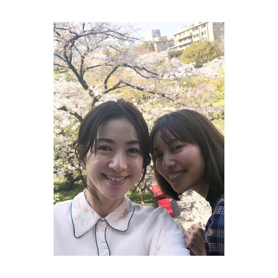 高垣麗子さんのインスタグラム写真 - (高垣麗子Instagram)「・ 吉野桜を眺めながら 入江ちゃんとの 至福のひととき𓇠 ・ ・ #cherryblossom  #桜 #吉野桜」4月7日 21時56分 - reikotakagaki