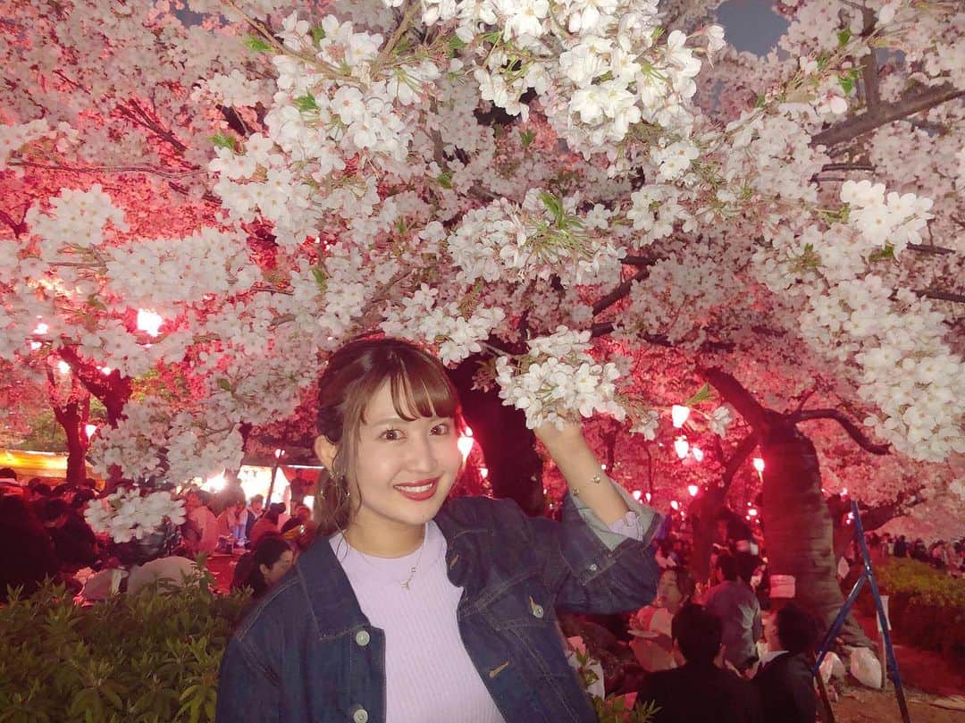 のインスタグラム：「♡ . 夜桜とっても綺麗でした🌃🌸✨ 今年も見れてよかったです☺️💓💓 . #sakura #cherryblossom #tsurumapark #rirandture #ootd #coordinate #fashion #instafashion #haiarrange #hairstyle #hair #instagood #instagramjapan #japanesegirl #お花見 #花見 #夜桜 #鶴舞公園 #私服 #ヘアアレンジ #ヘア #ポニーテール」