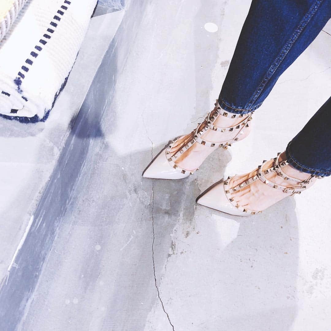 カオルコさんのインスタグラム写真 - (カオルコInstagram)「春の装いでおでかけ😊💗 これまた履きやすい春夏の靴。  #fashion #valentino #shoes #myfav #足元 #靴 #春夏」4月7日 21時58分 - ka_ruk_