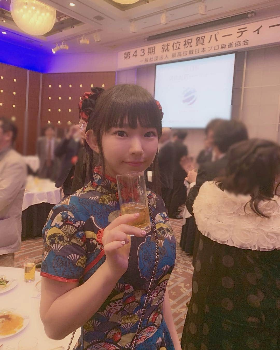 長澤茉里奈さんのインスタグラム写真 - (長澤茉里奈Instagram)「最高位戦パーティーに行ってきたよお🥺🥺❤️ いつもお世話になってるプロの皆さん、最強戦でもたくさんお世話になった小山さんにも会えて嬉しかった🥰🥰 スーパーリスペクトの洋香プロともお写真撮っていただきました🥰❤️かわい〜うはうは 話しかけてくださった皆様ありがとうございました！！🙏✨ お祝いするのはほんとに気持ちがよいっ！ 素敵な時間でした❤️🀄🀄 衣装はチャイナイメージ！！ ちゃいなちゅう〜 #麻雀 #最高位 #最高位戦 #China #🇨🇳 #チャイナドレス #chinadress  #中国 #🀄️」4月7日 22時07分 - marinanagasawa1008