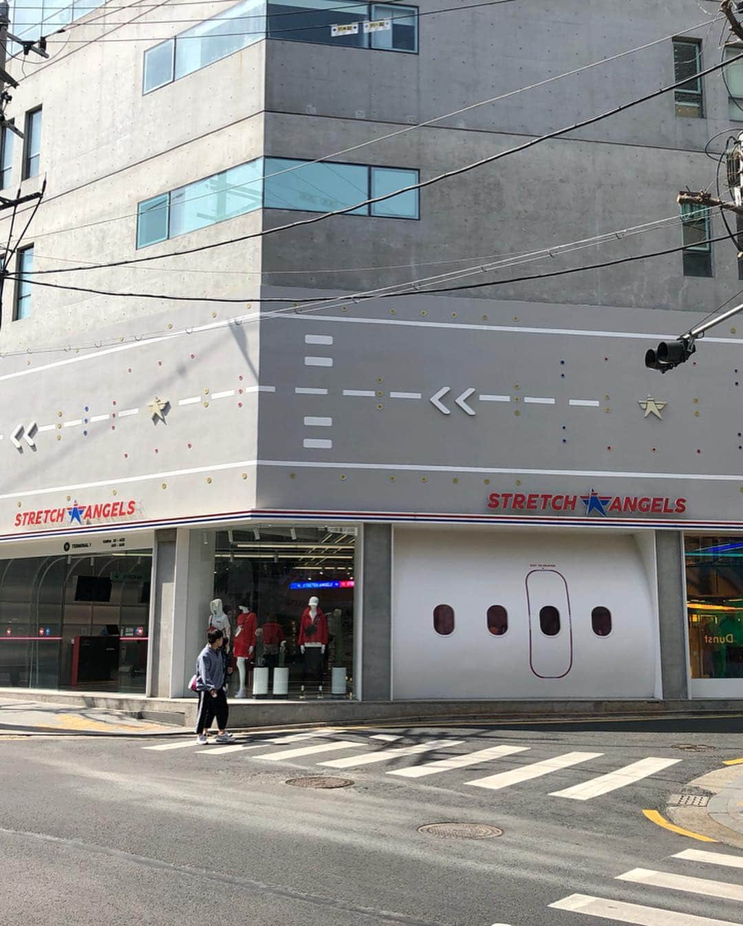 谷正人のインスタグラム：「今日も韓国リサーチは続きます。 いい韓国ブランドの路面店は まるで非効率で大いに世界観を打ち出します。 旧型アパレルが大事にしてきた VMDの基本である、坪効率や照明配置、ラック数、適正商品数等々、全部無視。 極論ですが、これくらい振り切らないとイノベーションは生まれない。」