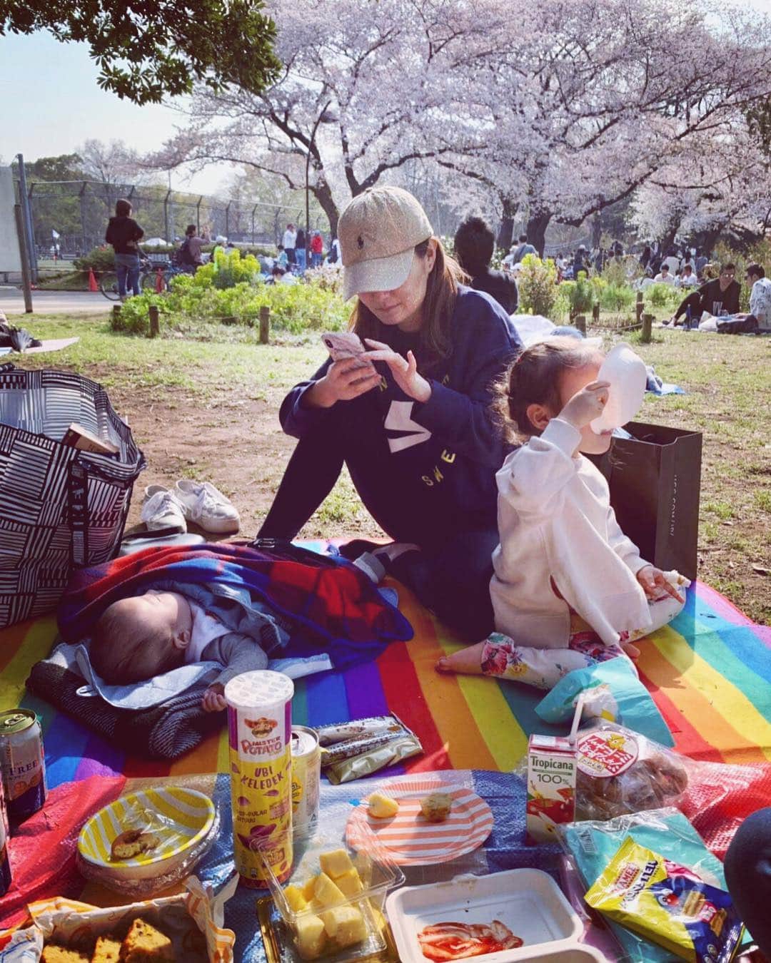 関谷桃子さんのインスタグラム写真 - (関谷桃子Instagram)「昨日はいつもの仲間でお花見🌸🌸🌸 めずらしく3ショットとってもらった✌️ #お花見 #母娘息子 #仲間 #いつもありがとう #besties #sakuraseason #桜 #ピクニック」4月7日 22時01分 - momomo_s_