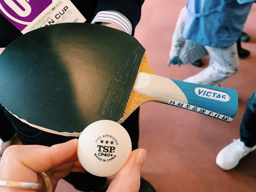 橘佳奈さんのインスタグラム写真 - (橘佳奈Instagram)「卓球 ITTF-ATTUアジアカップ🏓 _ 初観戦してきました。 ほんとに、まぢでカッコいい。 _ 選手の動く範囲が卓球台からこんなに遠くから打つの？ってくらい動くし、ラリーなんて、ほんと瞬きするの忘れて乾いて涙出るくらい見入っちゃう。 _ 選手の点を取った喜びや取られた時の悔しさ、そういう姿を見れるのもリアルタイムで観れる特権だよね。 一生懸命な姿、勝負してる姿、凄く刺激をもらえた。 そして卓球したくなる。笑 _ 実は、卓球ブランドTSP(今のVICTAS)は私のおじいちゃんのお姉さん夫婦が創設者。 卓球のピンポンを作るところから始まり、卓球台やラバーなど作ってたらしい🏓 だからおじいちゃんも、お姉さん夫婦と一緒にやってたんだよと昔から聞いてたんだけど、 この日改めて、歴史あるTSPにおじいちゃんや親戚が関わっていたんだと思うと凄くご縁を感じちゃった。 _ なので、記念にピンポン頂きました。今度おじいちゃんのところに持っていこ😌 _ #卓球 #アジアカップ #TSP #ヤマト卓球 #VICTAS #張本選手 の生 #チョレイ に感動 #石川佳純選手 #かっこよすぎて惚れました #丹羽選手 #あまり感情出さないのにたまにキメるとちっちゃくガッツポーズするのが素敵 #平野美宇選手 #とにかく感情表現がほんと可愛かった」4月7日 22時01分 - tachibana__kana