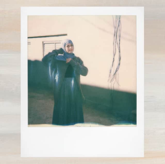 のインスタグラム：「A #MiuMiuBTS moment during the filming of the latest #MiuMiuWomensTales film, ‘Shako Mako’ by @HaileyBentonGates. Watch the full film on miumiu.com! Polaroid of @__mutantalia__ by #KimiSelfridge.」