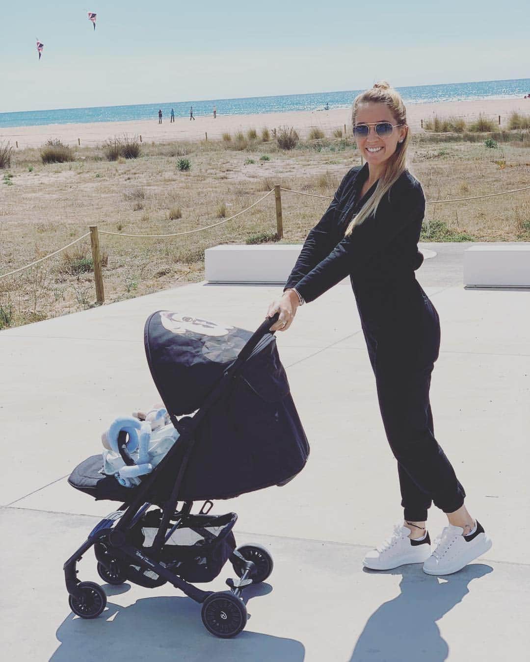 ソフィア・バルビのインスタグラム：「De paseo con @easywalker_official ❤️ #lauti」