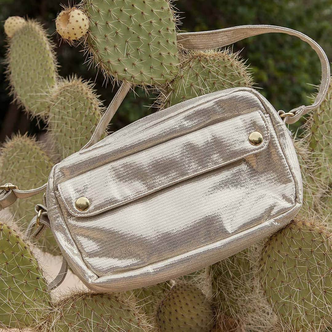 ベンシモンのインスタグラム：「En mode bronzette ☀️ 🇬🇧Sunbathe mood ☀️ > Bags available on Bensimon.com #bensimon #sparkles #feuillageexotique #sun」