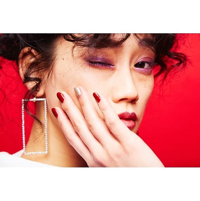 山内優花のインスタグラム：「イベント「25年目の私」﻿ まだまだ展示してたけどインスタに﻿ 載せていない写真いっぱいあるんですーっ🧚‍♀️﻿ ﻿ 展示してなかったのも、﻿ 合わせて...﻿ 自分の中でもお気に入りの﻿ 写真がたくさんある！﻿ ﻿ これは私の﻿ 「とんでる感じにしたい」﻿ の一言でスーパーヘアメイクの﻿ 速水さんが細いコテを用意﻿ し始め、﻿ 「目元はキラキラしたい？」﻿ 「はい！」だけの会話で出来上がったもの😭﻿ 速水さんのメイクが大好きなんです。﻿ @akihito_hayami﻿ ﻿ #25年目の私﻿ #HayamiAkihito﻿ ﻿」