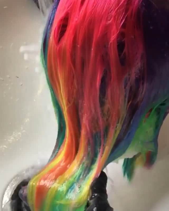 のインスタグラム：「Watching this satisfying rinse on repeat 🤩 #Hairtips from @taylorrae_hair on how to rinse out vibrant hair color 🌈👇 ✨ 💗 ICE COLD WATER: if my client doesn't have brain freeze, it isn't cold enough😂 💗 HIGH WATER PRESSURE 💗 NO SHAMPOO! 💗 CONDITIONER ONLY  @pravana Vivids rinse clean 👏👏👏 Look at the water in my sink. you can only see the slightest hint of color coming out of the hair. 🙌 ✨ All this month, when you spend $25 in #Pravana on cosmoprofbeauty.com your order ships for free!! 🙌 Just use code PRAVANA25 at checkout  #repost #cosmoprofbeauty #licensedtocreate #hairvideos #hairvideo #hairtutorial #pravanavivids #vividhair」