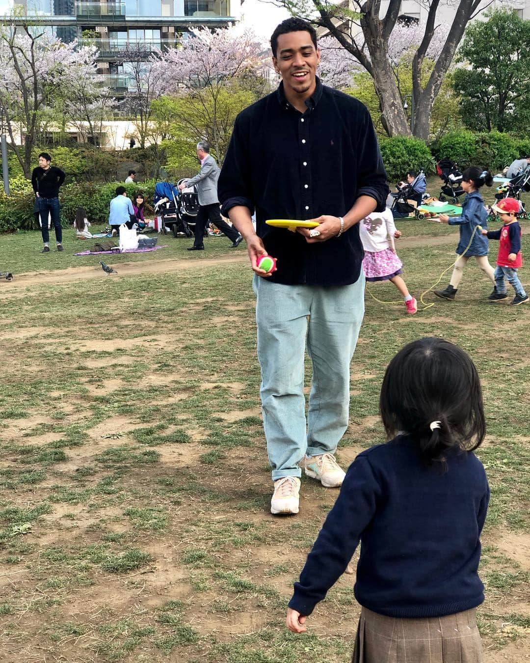 福田愛大さんのインスタグラム写真 - (福田愛大Instagram)「沢山の子供達と職場の人達と花見をして楽しんできました😊💯💯 #花見」4月7日 22時07分 - aiofukuda_