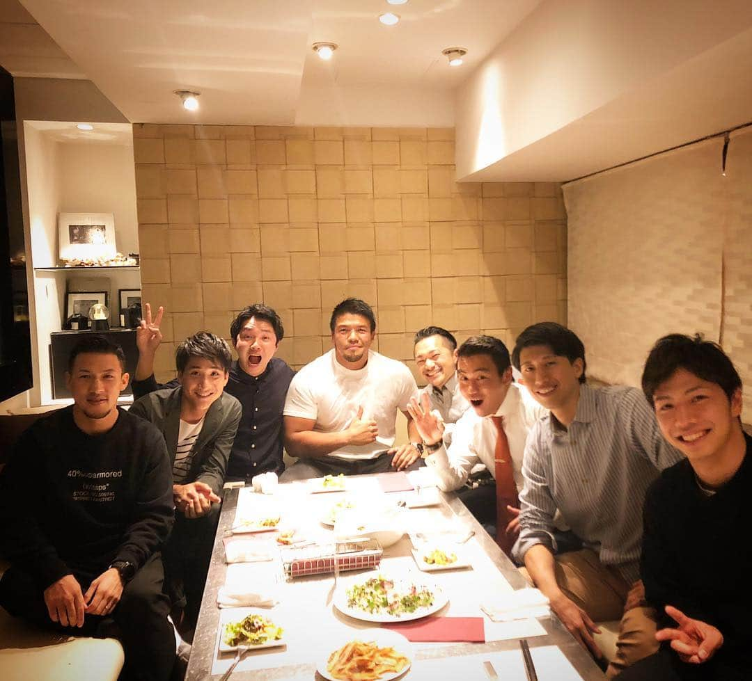 山本紘之さんのインスタグラム写真 - (山本紘之Instagram)「・ 同年代会 話が止まらない！ 毎度盛り上がる！ ・ ・ ・ #ラガーマン #圧倒的存在感 #🦍 #木津武士 #フットサル選手 #ボケ過ぎ #数打つタイプ #ゴール少なめ #永島俊 #格闘家 #総じて心優しい #両サイド固められた #卜部弘嵩 #亀本勇翔 #カメラマン #縁の下の力持ち #お世話になってます #保険屋 #イタリアかぶれ #顔がしつこい #タレント #自称圧倒的な親しみやすさを持つタレント #だそうです #渡辺裕太 #アナウンサー #普通 #個性欲しい #山本紘之」4月7日 22時07分 - yamamoto_hiroyuki.ntv